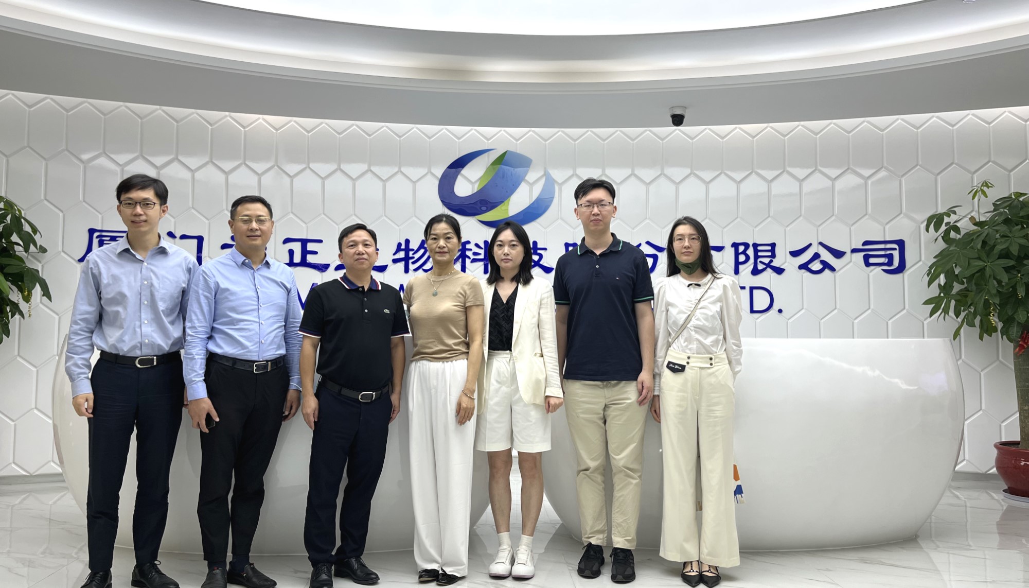 深圳市商务局和罗湖区投资推广署领导莅临我司交流 (1).jpg 深圳市商务局和罗湖区投资推广署领导莅临我司交流 (1).jpg