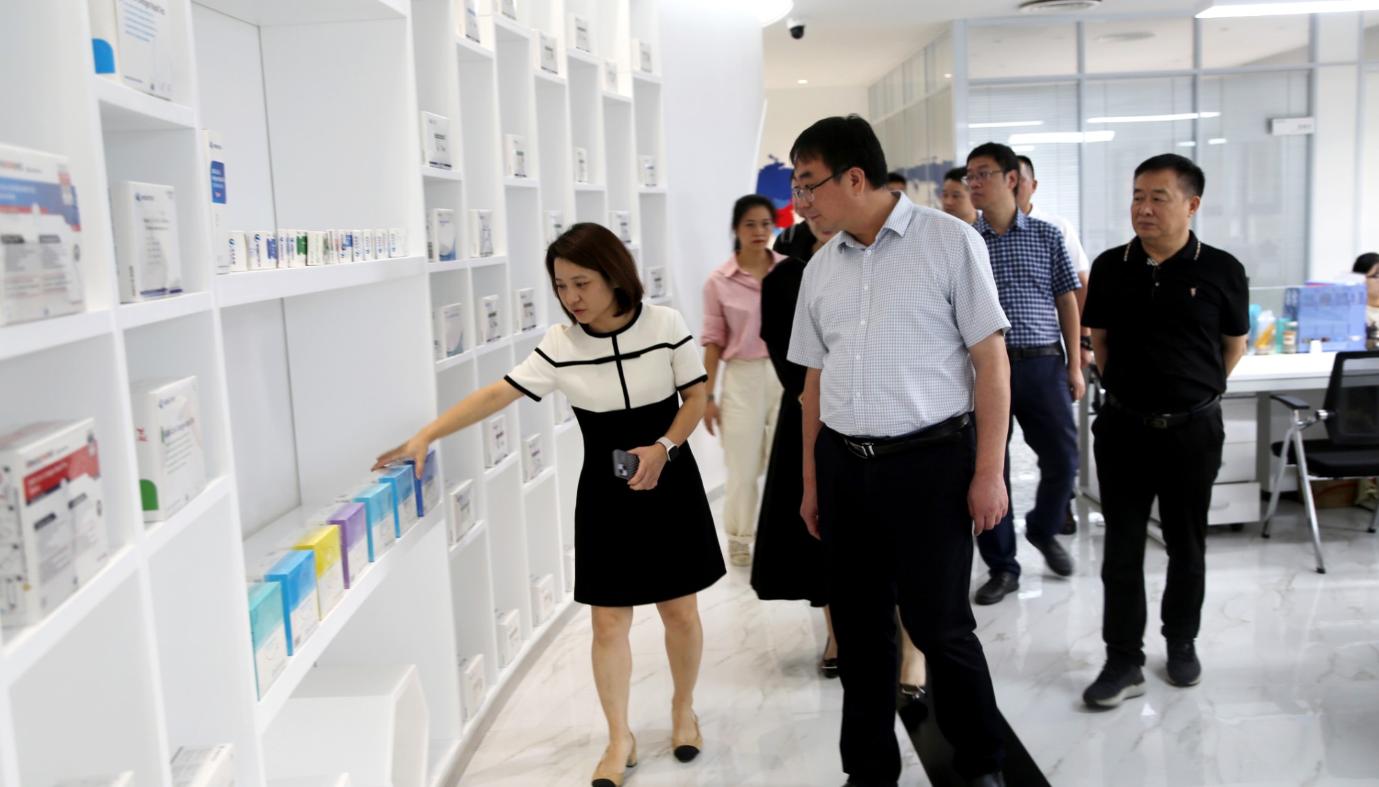 芜湖市弋江区领导一行莅临必赢线路检测中心考察指导 (3).jpg 芜湖市弋江区领导一行莅临必赢线路检测中心考察指导 (3).jpg